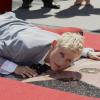 Ellen DeGeneres räkelt sich auf ihrem Stern in Hollywood. Foto: Michael Nelson dpa
