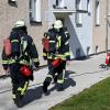 Gasaustritt in Neu-Ulm: Nachdem die Feuerwehr sämtliche Wohnungen überprüft hatte, dass sich dort kein gefährliches Gas mehr angesammelt hat, konnten die Bewohner wieder zurück in ihre Wohnungen

