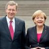 Bundespräsident Christian Wulff und Bundeskanzlerin Angela Merkel. Foto: Friso Gentsch/Archiv dpa