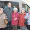 Sie nutzen das kostenlose Angebot gerne, einmal wöchentlich nach Türkheim gefahren zu werden (von links): Erika Schilling, Busfahrer André Klaverkamp, Josefine Karl, Anni Zeh und Anni Miller. 