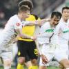André Hahn und Dong-Won Ji jubeln über das 2:0 gegen Dortmund. Der FC Augsburg holte drei wichtige Punkte gegen den Abstieg.
