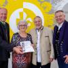 Barbara Staudt wurde mit dem Ehrenzeichen des Bayerischen Ministerpräsidenten ausgezeichnet: (von links) Landrat Martin Sailer, Barbara und Jakob Staudt und Bürgermeister Toni Brugger. 	