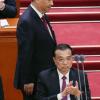 Chinas mächtige Männer:  Li Keqiang , Ministerpräsident von China, klatscht in die Hände, nach der Rede von Xi Jinping (hinten).
