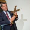 Markus Söder, Bayerischer Ministerpräsident (CSU), hält ein Kreuz in den Händen.