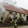 Rauch aus allen Öffnungen: Ein Wohnhaus mitten in Beuren geriet gestern in Brand. Mehrere Wehren löschen gemeinsam das Feuer. 