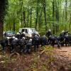 Polizisten beseitigen eine Barrikade im Hambacher Forst.