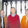 Dr. Petra Ostenrieder (Museumsleiterin), Hans Reichert und Gerda Martin (Vorsitzende des Heimatvereins Oettingen (von links) freuen sich über das interaktive Exponat für das Heimatmuseum Oettingen. Historische Glockenklöppel werden hier per Knopfdruck durch moderne Computertechnologie zum Klingen gebracht.  