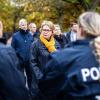 Niedersachsens Innenministerin Daniela Behrens (SPD) spricht mit Einsatzkräften der Polizei vor dem Stadion in Hannover.