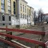 Aktuell noch eine Baustelle, doch auf der Rückseite der Staats- und Stadtbibliothek soll in wenigen Jahren ein moderner Verbindungsbau entstehen.                            