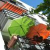 Sonnenschutz: Markise oder Schirm auf dem Balkon sind im Sommer eine Wohltat.