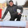 Jonas Owert hat sich schon immer für Dächer interessiert. Nachdem er als Zimmerer viel an Holzbauten und Steildächern gearbeitet hat, macht er jetzt eine Ausbildung zum Dachdecker, um vielseitiger arbeiten zu können. 	