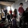 Notstand in der mazedonischen Stadt Skopje: Eine Roma-Familie versucht, sich an einem Holzofen (links) zu wärmen. Foto: Georgi Licovski dpa