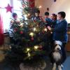 Weihnachten im Josefsheim Reitenbuch läuft ganz traditionell ab. Erzieherin Sonja Hoser (rechts) schmückt mit einigen Kindern ihrer Wohngruppe den Christbaum. Gruppenhund und Liebling Paul darf natürlich nicht fehlen.