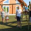 Familie Eichler aus Ansbach verbringt ihre Ferien auf dem Landhof Kling in Mödingen. Im Bild von links Anita Kling, Leni, Christoph, Tim und Conny Eichler. Im Hintergrund das Blockhaus, in dem die Feriengäste wohnen. 