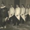 Einmarsch der Metzgergesellen beim Metzgerball 1958 im Bärensaal in Krumbach: von links "Ansager" Adolf Reiter, Fritz Klösel und Robert Koch, die Organisatoren des Metzgerballs. 