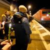 Einwohner der Kleinstadt Brokstedt gedenken am Abend der Opfer der Messerattacke auf dem Bahnsteig im Bahnhof von Brokstedt.