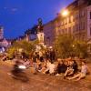 Belebter Herkulesbrunnen: Die Augsburger genossen den ersten Abend ohne Maskenpflicht in der Innenstadt.