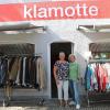 Hildegard Ambros (links) und Elfy Maria Israel arbeiten ehrenamtlich im Secondhand-Laden "Klamotte" in Schwabmünchen.