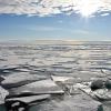 Auf dem Arktischen Ozean am Nordpol schwimmen Eisplatten. Das Eis schmilzt und der Meeresspiegel steigt. Die Erderwärmung hat massive Auswirkungen auf Eismassen und Ozeane.