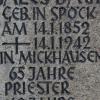 In klaren Lettern sind auf dem Grabstein des Priestergrabes in Mickhausen jetzt wieder die Lebensdaten des legendären „Staudenbischofs“ Franz Sales Baur zu lesen.  	