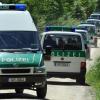 Ein Polizeikonvoi fährt im Juni 2010 bei Heidenheim-Nietheim in einen Wald. Dort in der Nähe war die Leiche der entführten Bankiersgattin gefunden worden.