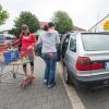 Zwei Frauen aus Tschechien kaufen mal kurz in Deutschland ein. In den Grenzregionen geht die Befürchtung um, dass eine Maut dieses Geschäft verhageln könnte.