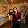 Lisa Marie Presley steht neben ihrem alten Kinderbett in Graceland.