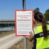 Nach dem Fund einer Kinderleiche in der Donau bei Vohburg sucht die Polizei weiter nach Hinweisen. Plakate mit Zeugenaufrufen werden aufgehängt.
