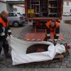Die Polizei in Dillingen erlegte das Wildschwein mit zwei Schüssen. Feuerwehrleute transportierten den Körper ab.