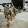 Auf der Luftwaffenbasis Al-Asrak in Jordanien steigen Soldaten der Bundeswehr in eine Bundeswehrmaschine, um in den Sudan zu fliegen.