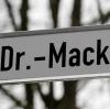 Die Dr.-Mack-Straße wurde nach einem Arzt benannt, der in der Zeit der Nationalsozialisten Zwangssterilisationen vornahm. 