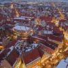 Die Nördlinger Altstadt soll auch dieses Jahr leuchten, auch wenn der Weihnachtsmarkt ausfällt. Händler können trotzdem beim „Adventszauber“ Waren in ihren Ständen verkaufen. 	