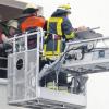 Einsatzübung der Freiwilligen Feuerwehr Langweid im Pflegeheim Lechauenhof: Über die Drehleiter retten die Feuerwehrmänner einen Bewohner, der von einem Mitglied der Jugendfeuerwehr gespielt wird. 