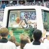 Mit dem Papamobil ins weite Rund des Olympiastadions: Der Papst wurde beim Einzug von Tausenden begeistert empfangen. 