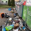 So sah es an einem Dienstagmorgen an einer Müll-Sammelstelle in der Augsburger Innenstadt aus. Nicht nur Elektroschrott, auch Flaschen und anderer Müll lagen quer verstreut.