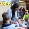 Lehrerin Hedwig Gensbaur hat an der Grundschule Röfingen ein Projekt initiiert, bei dem Schüler dafür belohnt werden, zu Fuß zu kommen.