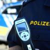 Ein Alkoholtest ergab bei einem 27-jährigen Autofahrer in Augsburg-Oberhausen laut Polizei einen Wert von 1,4 Promille.
