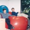 Die Google-Gründer Sergey Brin (rechts) und Larry Page nach einer Party in der Anfangszeit von Google.