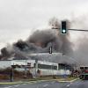 Feuerwehrleute löschen einen Brand in einer Lagerhalle in Unterfranken.