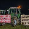 Rund 60 Traktoren hatten sich um das Mahnfeuer formiert. Mit großen Plakaten machten die Landwirte auf ihre missliche Situation aufmerksam, die mit den zunehmenden Auflagen einhergeht. Ihre Kritik richtete sich vor allem an den Gesetzgeber.