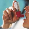 An Asthma Erkrankte verschaffen sich mit einem Spray Linderung bei Atemnot. Ein Interleukin-Blocker kann bei Atemnot durch Rhinoviren helfen.