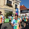 1250 Läuferinnen und Läufer starten am Marienplatz zum 20. Friedberger Halbmarathon. Sie sind trotz der Hitze hoch motiviert.