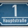Der Vergangenheit gehören diese Hausnummernschilder in Rehling wohl an, die seit 1978 per Satzung von der Verwaltung beschafft und von den Hausbesitzern erworben werden mussten.