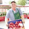 Josef Rathgeb aus Burlafingen verkauft auf dem Neu-Ulmer Wochenmarkt vor allem Früchte aus heimischem Anbau – wie diese Äpfel. Um diese vor Frost zu schützen, ist er manchmal auch nachts in Aktion.