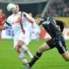 Bayern-Keeper Manuel Neuer (r) rettet im Hinspiel gegen Augsburgs Sascha Mölders. 