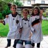 Fabienne, Patrizia und Julian aus Bayersried freuen sich riesig, das die WM endlich  angefangen hat, und 
hoffen das Deutschland Weltmeister wird. Dieses Foto schickte uns Uwe Schneider.