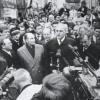 Beim deutsch-französischen Gipfel am 4. April 1989 in Günzburg traf Helmut Kohl (Mitte) François Mitterrand (Zweiter von links). Rechts von Kohl steht der damalige Bundesfinanzminister Theo Waigel. In der Menge zu sehen sind auch der Ex-Landrat Georg Simnacher (links) und der frühere Günzburger Oberbürgermeister Rudolf Köppler (links hinter Kohl). 