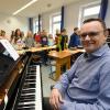 Markus Putzke, der am St.-Thomas-Gymnasium in Wettenhausen unterrichtet, wurde zu einem der beliebtesten Musiklehrer Bayerns gewählt. Die Mädchen und Buben der Klasse 6a schätzen ihren Klassenleiter sehr. Seine musikalische Leidenschaft ist ansteckend. 