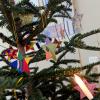 Wer gerne einen Wunsch erfüllen möchte, kann sich einfach am Geersthofer Weihnachtswunschbaum im Bürgerservicezentrum des Rathauses einen Wunsch ausssuchen.