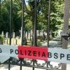 Auf einem Friedhof in Augsburg ist es zu einer Messerstecherei gekommen.